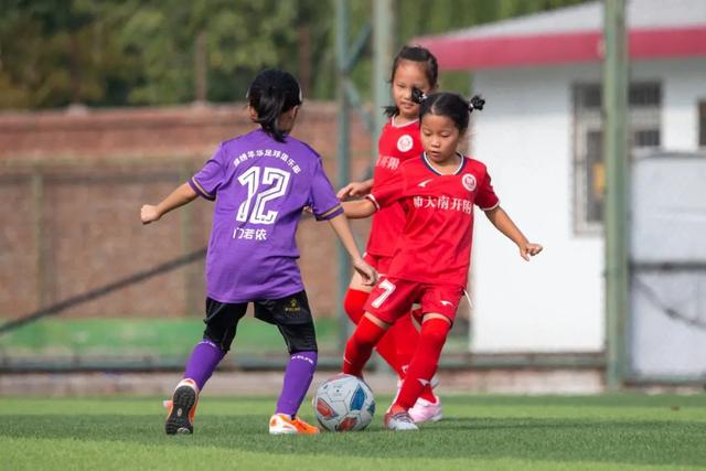 米兰崩盘原因揭秘，尼昂分析球队未来与莱奥潜力